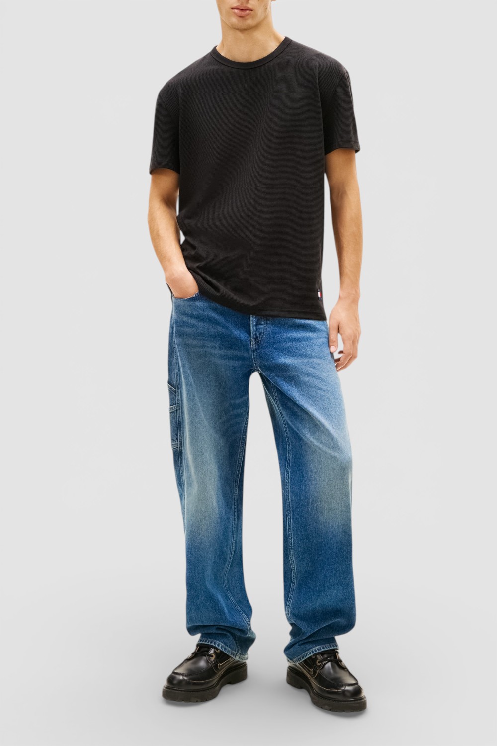 תמונת כל הלוק של חולצת טי בגזרת סלים